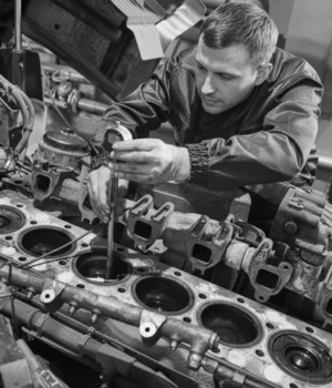 Técnico realizando cambio de conjunto de motor Diésel de marcas como Mercedes Benz, Scania, Cummins en taller especializado